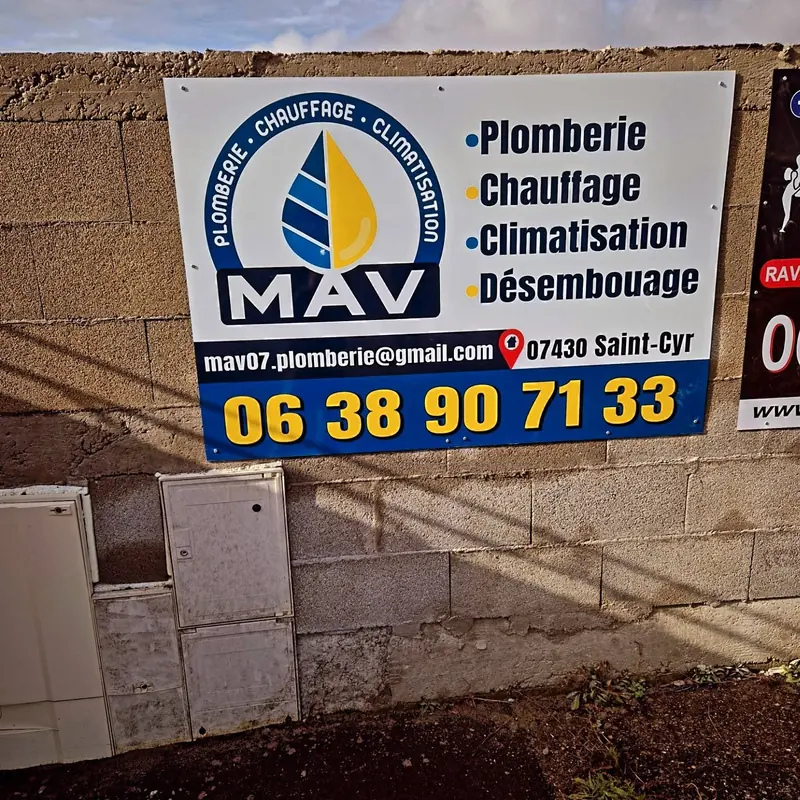 Le panneau MAV Plomberie fixé sur un mur, avec le logo et le numéro de téléphone